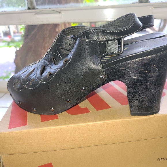 Clogs - Picture 2 of 3